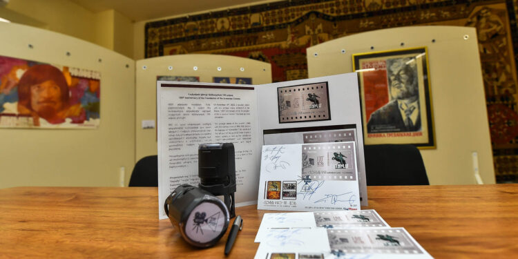 Մեկ նամականիշով գեղաթերթիկ՝ նվիրված «Հայկական կինոյի հիմնադրման 100-ամյակ» թեմային